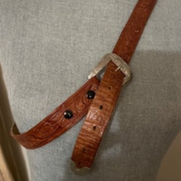 VINTAGE Women's Brown Tooled Leather Belt with Silver Tip & Buckle - Picture 2 of 5